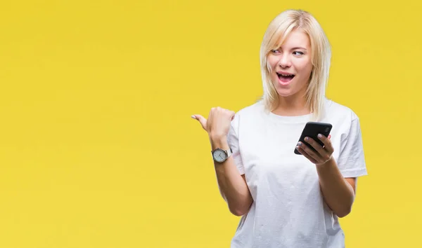 Mladá Krásná Blondýnka Pomocí Smartphone Přes Izolované Pozadí Ukazuje Ukazuje — Stock fotografie