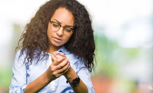 Jeune Belle Fille Affaires Avec Les Cheveux Bouclés Portant Des — Photo