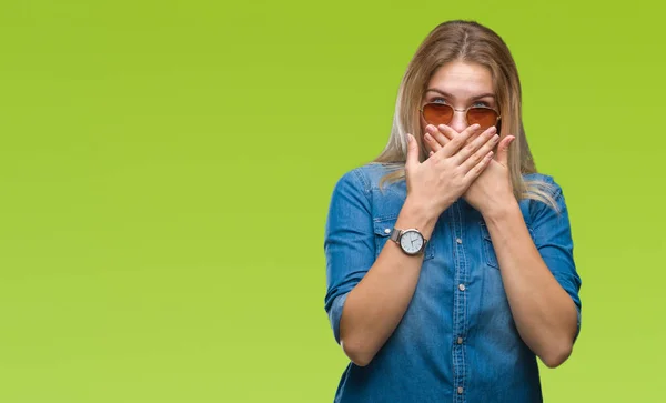 Mujer Caucásica Joven Con Gafas Sol Sobre Fondo Aislado Impactó —  Fotos de Stock