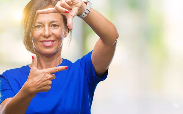 Middelbare Leeftijd Senior Latino Vrouw Geïsoleerde Achtergrond Glimlachend Maken Frame — Stockfoto