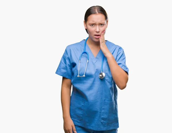 年轻的白种人医生妇女穿医疗制服在孤立的背景触碰嘴与手痛苦的表示由于牙痛或牙病在牙 牙医概念 — 图库照片