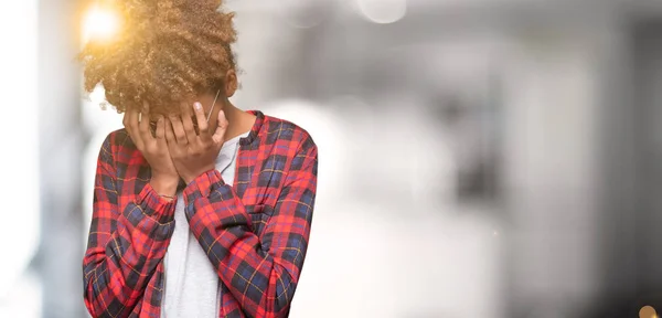 Linda Jovem Afro Americana Vestindo Óculos Sobre Fundo Isolado Com — Fotografia de Stock