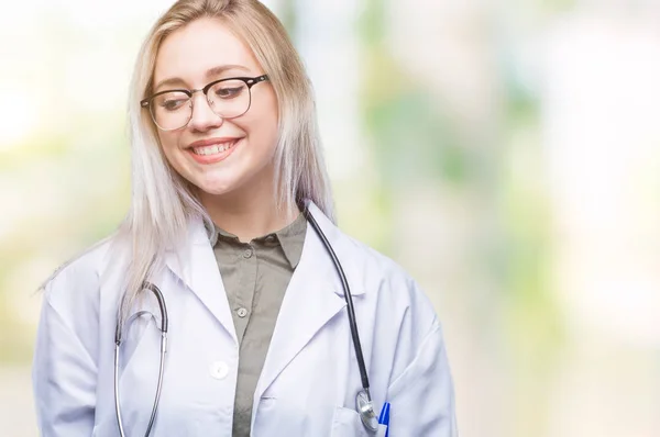 Ung Blond Läkare Kvinna Över Isolerade Bakgrunden Tittar Bort Till — Stockfoto