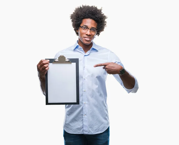 Afro Amerikaanse Man Die Houdt Van Klembord Geïsoleerde Achtergrond Erg — Stockfoto