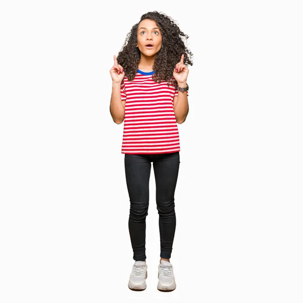 Young Beautiful Woman Curly Hair Wearing Stripes Shirt Amazed Surprised — Stock Photo, Image