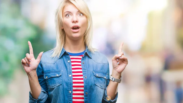 Young Beautiful Blonde Woman Wearing Denim Jacket Isolated Background Amazed — Stock Photo, Image