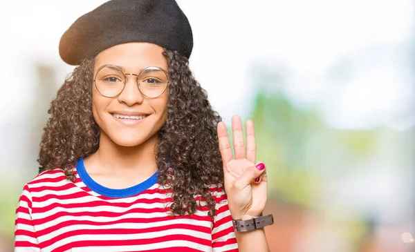 Mooie Jongedame Met Krullend Haar Dragen Brillen Mode Baret Tonen — Stockfoto