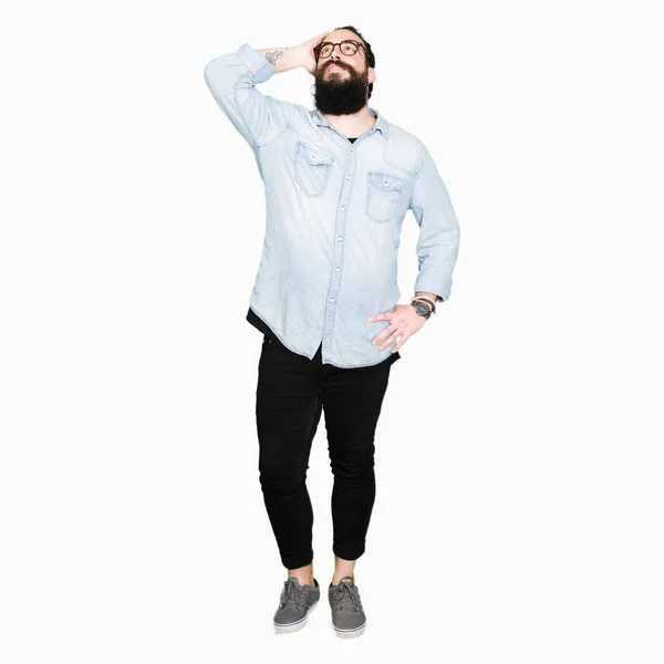 Giovane Hipster Uomo Con Capelli Lunghi Barba Indossando Occhiali Sorridente — Foto Stock
