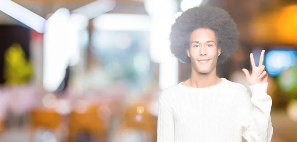Młody Człowiek African American Afro Włosów Sobie Zimowy Sweter Wyświetlone — Zdjęcie stockowe