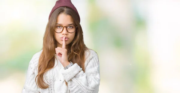 Joven Hermosa Morena Hipster Mujer Con Gafas Sombrero Invierno Sobre —  Fotos de Stock