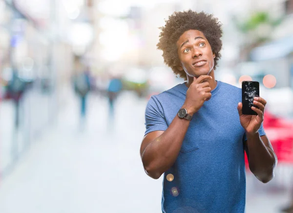 Afro Amerikaanse Man Die Houdt Van Gebroken Smartphone Geïsoleerde Achtergrond — Stockfoto