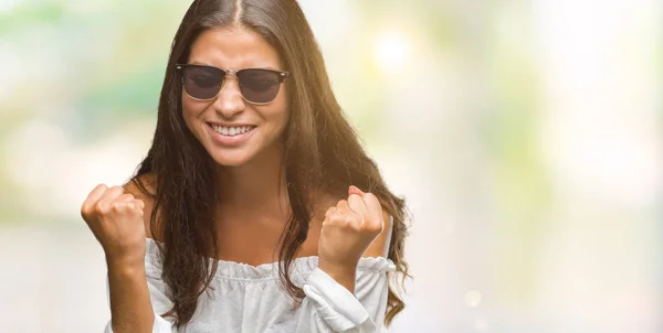 Junge Schöne Arabische Frau Mit Sonnenbrille Über Isoliertem Hintergrund Sehr — Stockfoto