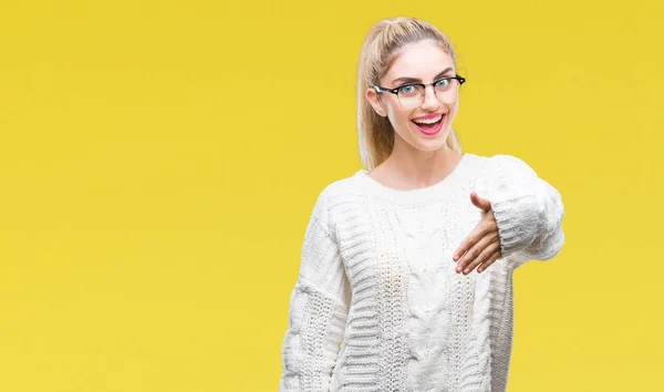 Giovane Bella Donna Bionda Indossa Occhiali Sfondo Isolato Sorridente Amichevole — Foto Stock