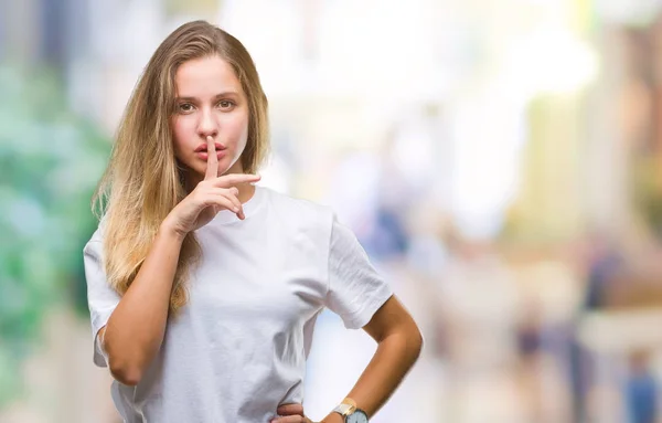 Joven Hermosa Mujer Rubia Con Camiseta Blanca Casual Sobre Fondo —  Fotos de Stock