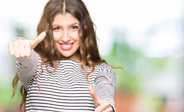 Giovane Bella Donna Che Indossa Maglione Righe Che Approva Facendo — Foto Stock