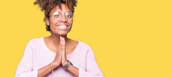 Linda Jovem Afro Americana Vestindo Óculos Sobre Fundo Isolado Orando — Fotografia de Stock