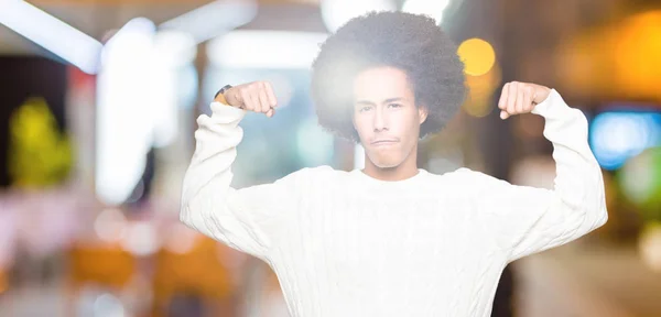 Молодий Афроамериканець Людиною Афро Волосся Носити Взимку Светр Показ Зброї — стокове фото