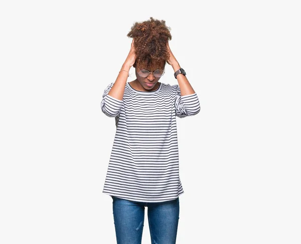 眼鏡をかけてため必死と強調した頭痛に苦しんで孤立の背景の上の美しい若いアフリカ系アメリカ人女性の痛みと片頭痛 頭に手 — ストック写真