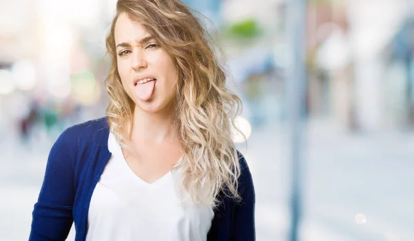Krásná Mladá Blondýnka Izolované Pozadí Držet Jazyk Out Spokojený Legrační — Stock fotografie