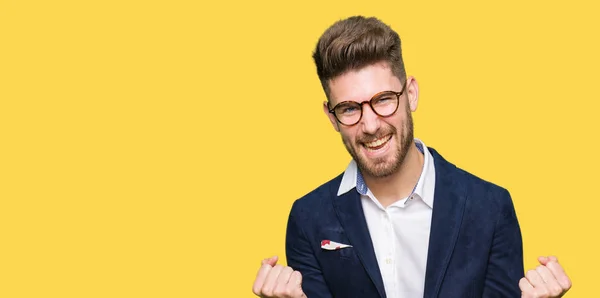 Joven Hombre Negocios Guapo Con Gafas Muy Feliz Emocionado Haciendo —  Fotos de Stock