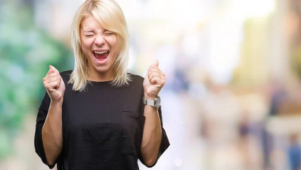 Joven Mujer Rubia Hermosa Sobre Fondo Aislado Emocionado Por Éxito — Foto de Stock