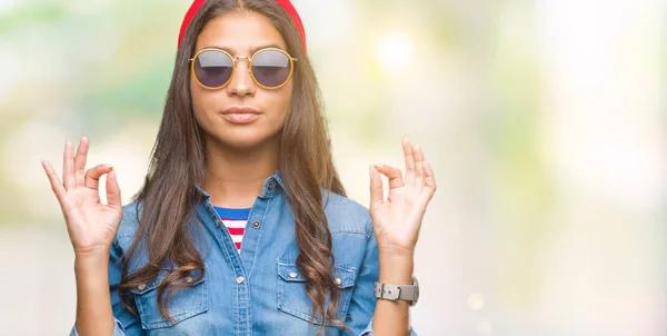 Ung Vacker Arabisk Kvinna Bär Solglasögon Över Isolerade Bakgrund Koppla — Stockfoto