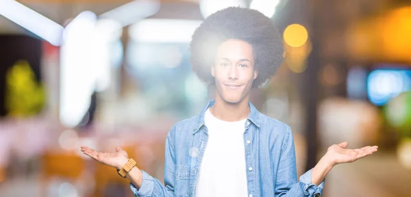 Młody Człowiek African American Włosów Afro Smiling Pokazano Obie Ręce — Zdjęcie stockowe