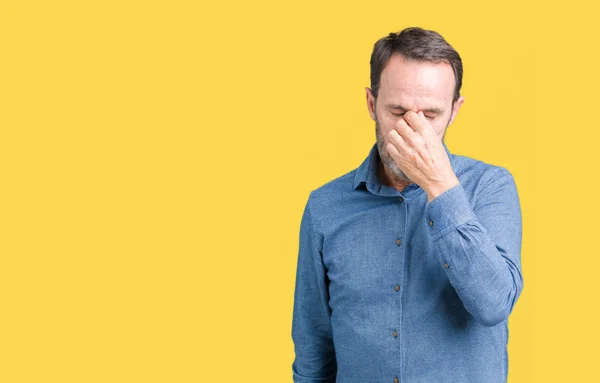 Guapo Mediana Edad Elegante Hombre Mayor Sobre Fondo Aislado Cansado — Foto de Stock