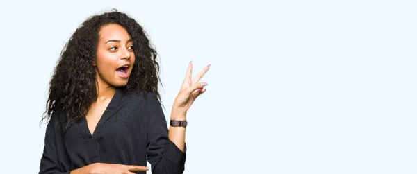 Menina Bonita Nova Com Cabelo Encaracolado Vestindo Vestido Elegante Sorrindo — Fotografia de Stock