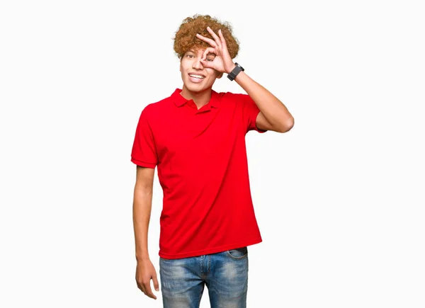 얼굴로 손가락을 손으로 제스처를 빨간색 티셔츠를 헤어스타일 머리와 잘생긴 젊은이 — 스톡 사진