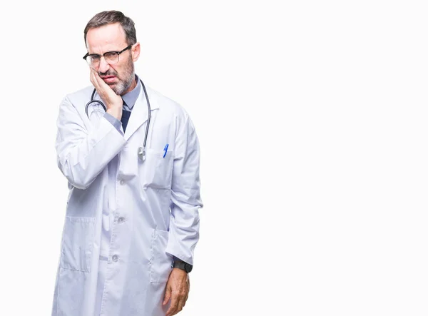 Mediana Edad Hoary Médico Hombre Vistiendo Uniforme Médico Aislado Pensamiento — Foto de Stock