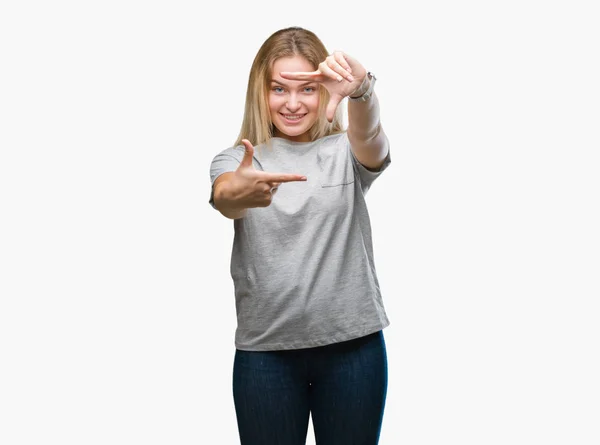 Mulher Caucasiana Jovem Sobre Fundo Isolado Sorrindo Fazendo Quadro Com — Fotografia de Stock