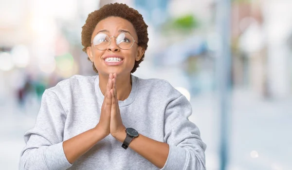 Fiatal Gyönyörű Afrikai Amerikai Szemüveg Viselése Alatt Elszigetelt Háttér Koldulás — Stock Fotó