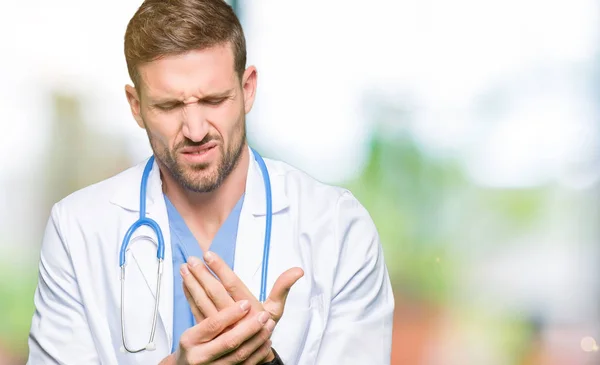 Bonito Médico Homem Vestindo Uniforme Médico Sobre Fundo Isolado Sofrendo — Fotografia de Stock