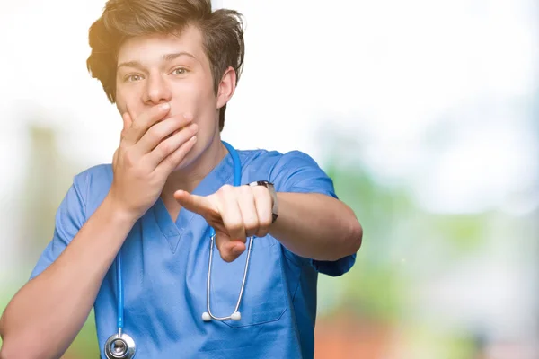 Unga Läkare Bär Medicinsk Uniform Över Isolerade Bakgrund Skratta Pekar — Stockfoto