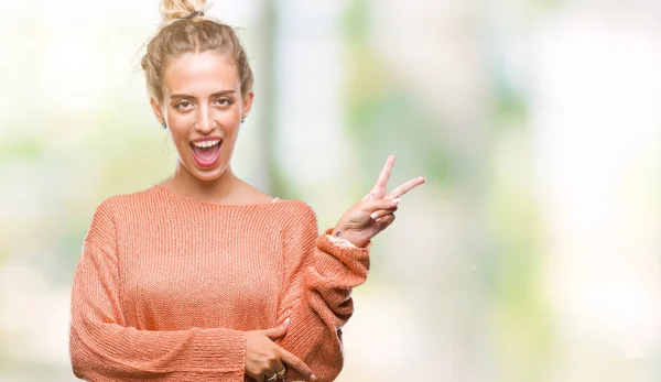 Linda Jovem Loira Sobre Fundo Isolado Sorrindo Com Rosto Feliz — Fotografia de Stock