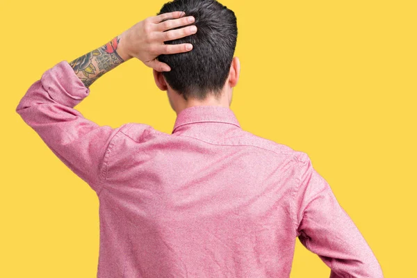 Junger Gutaussehender Mann Trägt Rosa Hemd Über Isoliertem Hintergrund Und — Stockfoto