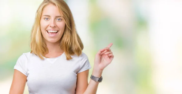 Hermosa Joven Con Una Camiseta Blanca Casual Sobre Fondo Aislado —  Fotos de Stock