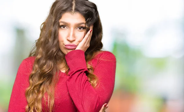 Junge Schöne Frau Rotem Pullover Denkt Müde Und Gelangweilt Mit — Stockfoto