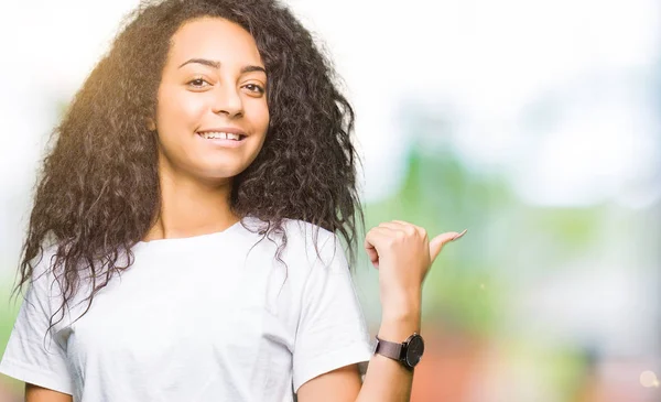 Menina Bonita Nova Com Cabelo Encaracolado Vestindo Shirt Branca Casual — Fotografia de Stock