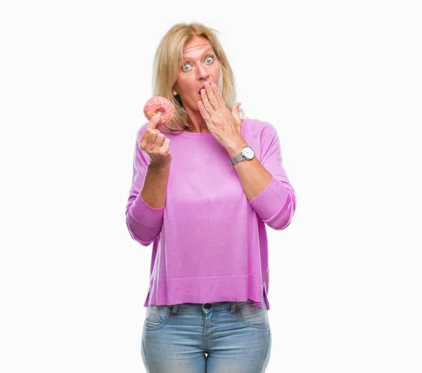 Mujer Rubia Mediana Edad Comiendo Rosquilla Sobre Fondo Aislado Cubrir —  Fotos de Stock