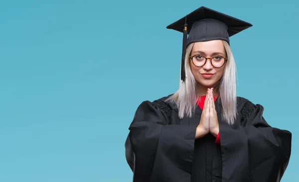 Unga Blonda Kvinnan Bär Graduate Uniform Över Isolerade Bakgrund Ber — Stockfoto
