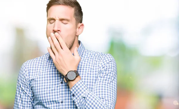 Bonito Homem Negócios Com Olhos Azuis Entediado Bocejo Cansado Cobrindo — Fotografia de Stock