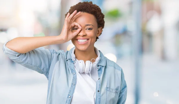 Unga Afroamerikanska Kvinnan Bär Hörlurar Över Isolerade Bakgrund Gör Gest — Stockfoto