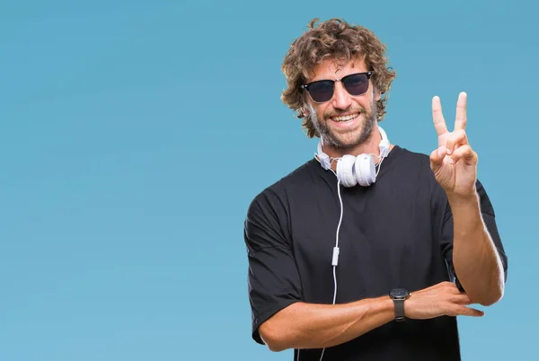 Przystojny Mężczyzna Hiszpanin Słuchanie Muzyki Sobie Słuchawki Białym Tle Uśmiechnięty — Zdjęcie stockowe