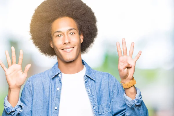 Americký Mladík Afro Vlasy Ukazovat Ukázal Prsty Číslo Devět Úsměvem — Stock fotografie