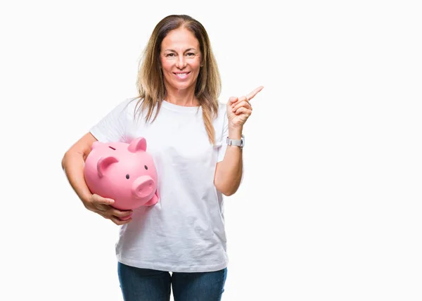 Spaanse Vrouw Middenleeftijd Besparen Met Behulp Van Piggy Bank Geïsoleerde — Stockfoto