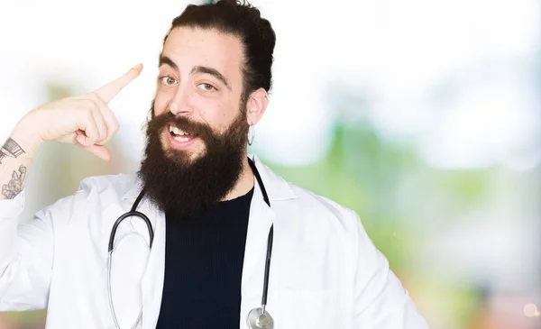 Dokter Dengan Rambut Panjang Mengenakan Mantel Medis Dan Stetoskop Tersenyum — Stok Foto