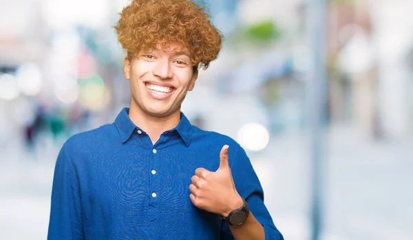 Joven Hombre Guapo Elegante Con Pelo Afro Haciendo Pulgares Felices — Foto de Stock