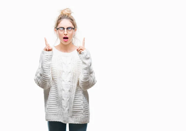 Joven Hermosa Mujer Rubia Con Gafas Sobre Fondo Aislado Asombrado — Foto de Stock